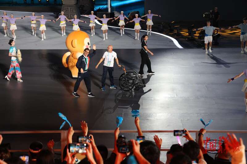 仪仗队高举, 珙桐是我国, 中国代表团 仪仗队高举, 珙桐是我国, 中国代表团