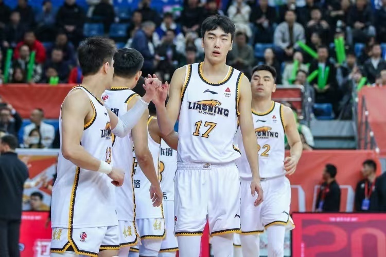 同期内, 广东男篮锋