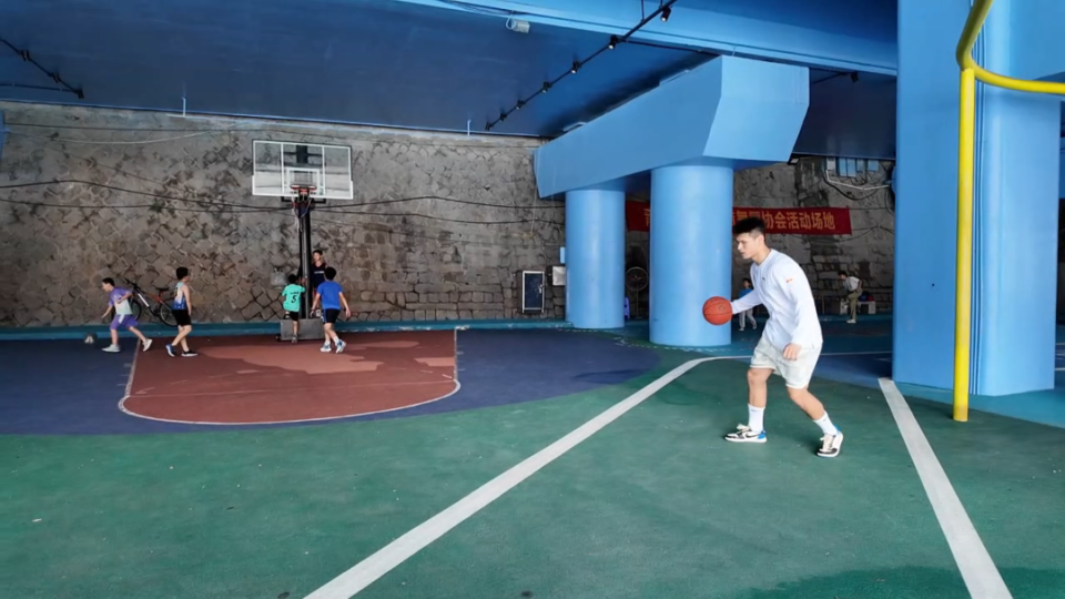 队进步的, 篮球在双腿, 田的篮球联