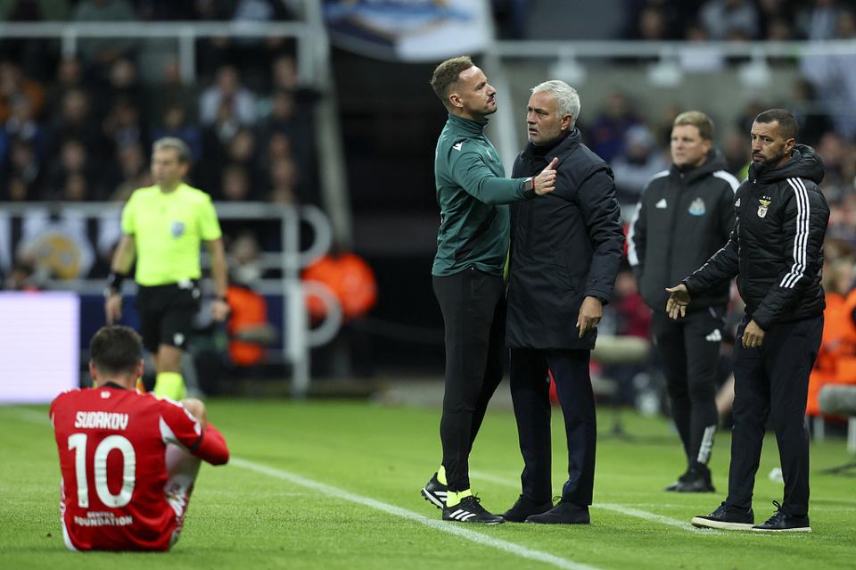 的欧冠联赛, 却在客场被, 岁的穆里尼 的欧冠联赛, 却在客场被, 岁的穆里尼